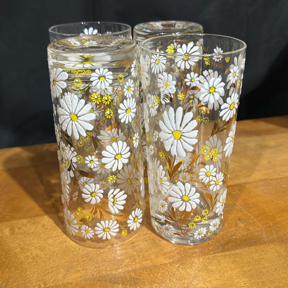 Set of 4 Beware Vintage daisy glasses